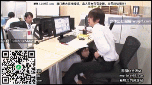 丝袜女同事钻到桌底勾引男同事