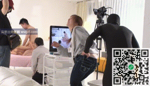 gif图解2出处-在AV拍摄现场工作的女助理突然被男优拉过去后入