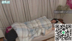 半夜太寂寞偷偷钻进表妹的被窝里面摸她的内裤①