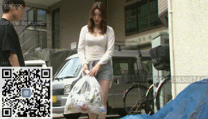 向住在隔壁的女邻居打招呼,没想到是学生时代的家庭教师