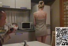 儿子娶一个老外当老婆可把老爹羡慕坏了,垂涎自己的儿媳妇-解解图解