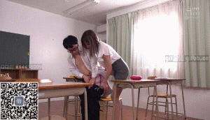 本来以为是个纯情小白兔，没想到是一个饥渴的痴女