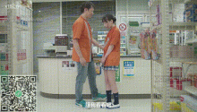 今天妹妹过生日，没钱的姐姐竟去超市偷东西，被店员发现只能肉偿了②