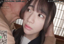 大眼睛水手服嫩妹,害羞的女大学生被中年大叔们玩弄-解解图解
