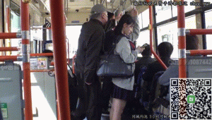 穿着水手服的高中女学生坐公交去上学，遇到一起电车痴汉惨遭毒手