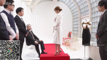 内衣公司里面的极品身材女销售为了业绩，给老板亲自展示公司的产品