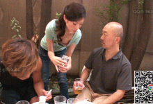 经典补档:邻居的妻子风韵犹存,低胸衣还做出风骚的姿势,太诱人了①-解解图解