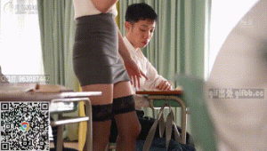高挑身材女教师的极致美腿，让青春期的男学生忍不住偷瞄老师的丝袜