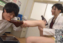 医院里工作的女护士,美腿身材黑丝诱惑,有着丝足控的我忍住不舔-解解图解