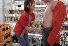GIF剧情图解3出处,人来人往的便利店,也挡不住男女店员的偷情-解解图解