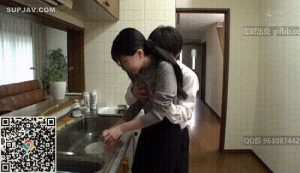 朋友的妈妈是位单亲母亲，因为缺少男人而处于发情期，偷偷地和朋友的妈妈发生关系