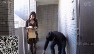 GIF剧情图解3出处，隔壁住了个性感女邻居，有一天她的腿扭到了.....