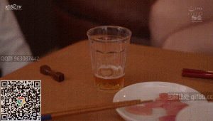 她是我的嫂子，很久没见面了，哥哥出差不在家，现在嫂子属于我一个人的