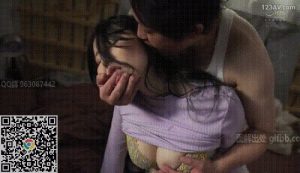 燥热的夏季空调坏了，来维修的修理工见到巨乳人妻，忍不住的扑了上去