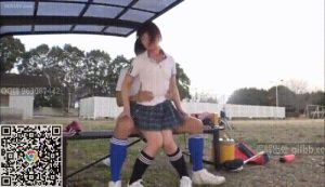 穿着运动服的体育俱乐部女队员，甜美可爱软妹子，男教练打着按摩的名义去揩油