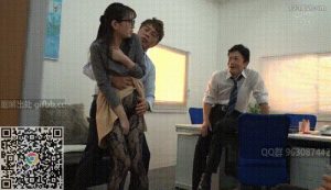 新来的办公室女郎加班到深夜，没先到自己的男同事竟然当众猥亵她