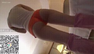 前凸后翘的短发妹子，白皙的屁股傲人的身材，身穿各种短裤短裙，太销魂了