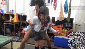 GIF剧情图解3出处，学校里面的体育生如饥似渴，女队员就像是进了狼窝一样