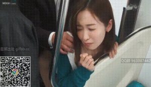 欲求不满的人妻，坐电车上班途中，被一群痴汉骚扰，慢慢的乐在其中
