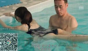 班级里面的乖乖女，穿着泳装学习游泳，男教练一对一辅导，也不敢反抗①