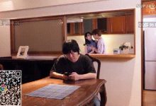 去好哥们家里拜访时,亲眼目睹了朋友的妈妈自摸,没想到少妇还那么有韵味-解解图解