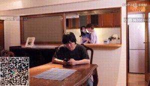 去好哥们家里拜访时，亲眼目睹了朋友的妈妈自摸，没想到少妇还那么有韵味