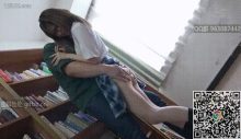 一名女学生上学的路上，从迷你裙中露出雪白的大腿，被痴汉从电车跟踪到图书馆