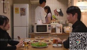 GIF剧情图解3出处，来家里维修的装修工 盯上了已婚人妻，当着丈夫的面呢