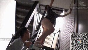 GIF剧情图解3出处，少妇不穿内裤换灯泡，扶梯子的我快要流鼻血了