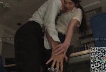 正在加班的我,被一场突如其来的暴雨困在办公室,突然被雨淋湿的女老板冲了进来-解解图解