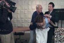 电视台当红女主持被跟踪偷窥,还在直播呢就被导演猥亵 被潜规则了也不敢反抗-解解图解