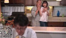 人妻无法抗拒公公每天彻底舔她，因为她的身体渴望公公淫荡的舌头......
