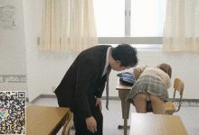 女同学是故意玩勾引吧,穿着迷你超短裙弯着腰,故意让别人看见小内内-解解图解