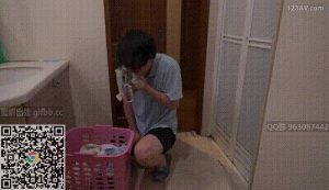 下午丈夫不在家里的时候，已婚少妇穿著性感内衣勾引自己的小叔子