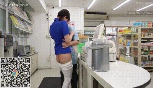 在便利商店打工的女大学生，被店里面的中年大叔猥亵，也不敢反抗
