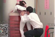 丝袜美腿美女老师,被班级里面的坏学生猥亵,为了工作只能被迫发生关系-解解图解
