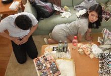 当老婆怀孕不在家时,她的姐姐来家里帮忙,穿着后妈裙 忍不住想顶上去-解解图解