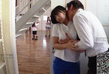 学校里面话剧社的女学员,长相甜美可爱,被猥琐男老师侵犯,渐渐地沉浸其中-解解图解