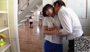 学校里面话剧社的女学员，长相甜美可爱，被猥琐男老师侵犯，渐渐地沉浸其中