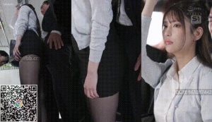 我无法抗拒这个看起来像女新闻播报员的女大学生，所以我猥亵了她……