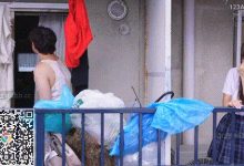GIF剧情图解3出处,隔壁邻居是个垃圾佬,户外尿失禁了,那么漂亮的妹子被糟蹋好可惜-解解图解