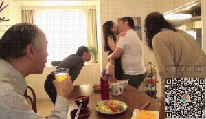 GIF剧情图解3出处，极品嫩妹便宜老头子了，丝袜眼镜妹够诱惑，好瘦的双马尾呀