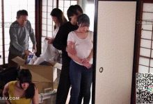 抚摸她的乳房是这个家庭日常生活的一部分,岳父戴开始摸妻子和岳母的奈子-解解图解