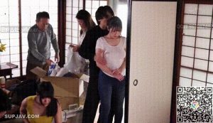 抚摸她的乳房是这个家庭日常生活的一部分，岳父戴开始摸妻子和岳母的奈子