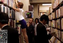 我经常光顾的二手书店。有一个女人总是在商店后面看书,有一天见到她被侵犯-解解图解