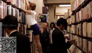 我经常光顾的二手书店。有一个女人总是在商店后面看书，有一天见到她被侵犯
