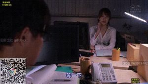 空调坏了燥热的办公室里面，就剩我和黑丝女秘书，忍不住调戏她的极品身材