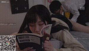 隔壁的女邻居是我同学，对漫画非常痴迷，不知道自己的内裤都漏出来了