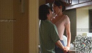 GIF剧情图解2出处，卫生间玩水最有情趣了，肉丝女秘书睡着了也不放过