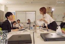 早上醒来,我发现一位女同事穿著内裤在我的房间里!一定是在酒会上喝醉了-解解图解